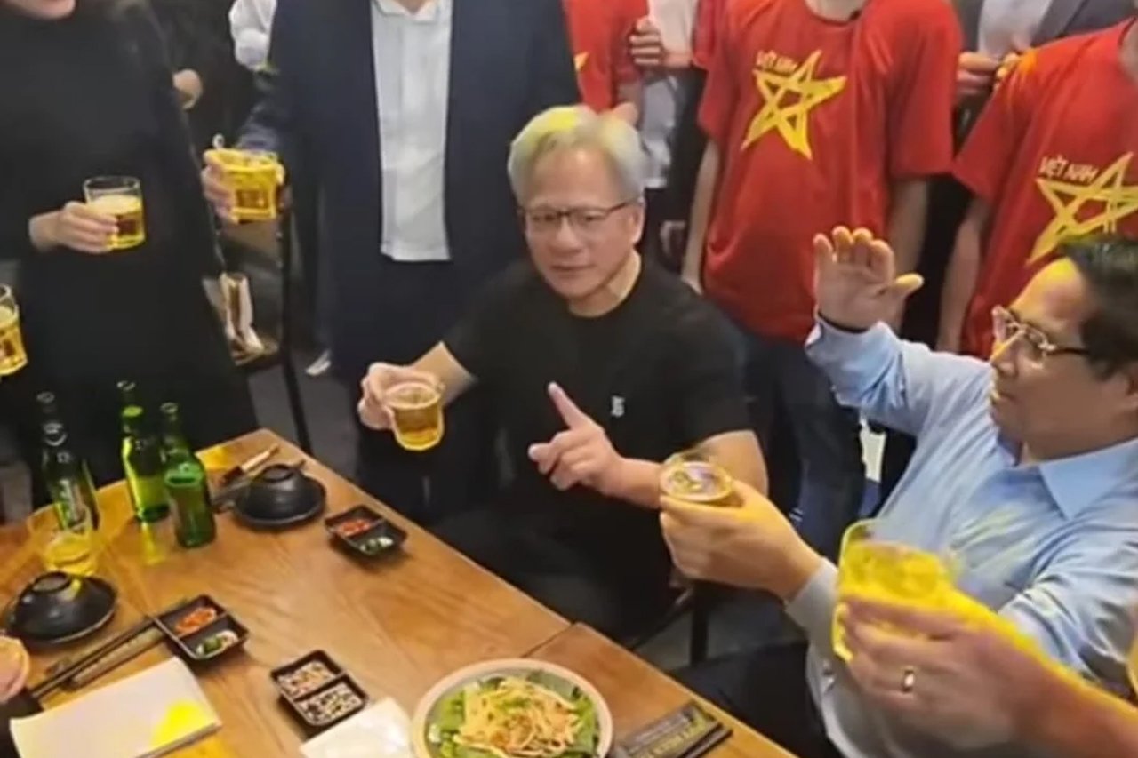 Bức ảnh hai ông Phạm Minh Chính và Jensen Huang uống bia ngoài phố cổ HN được chia sẻ nhiều trên mạng XH