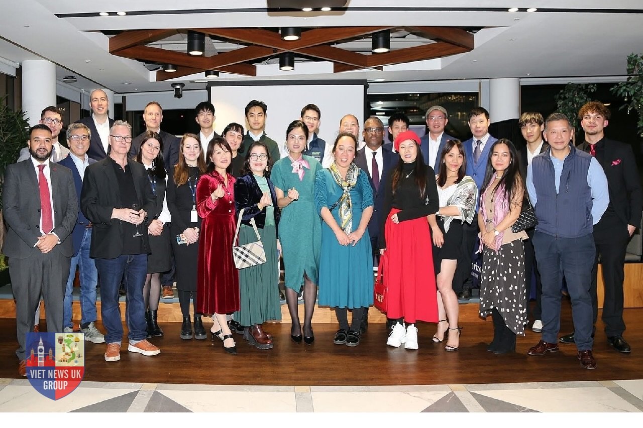 Công ty Tư vấn Đầu tư và Quản lý Tài sản Đông Phương tổ chức tiệc tri ân cuối năm ở London