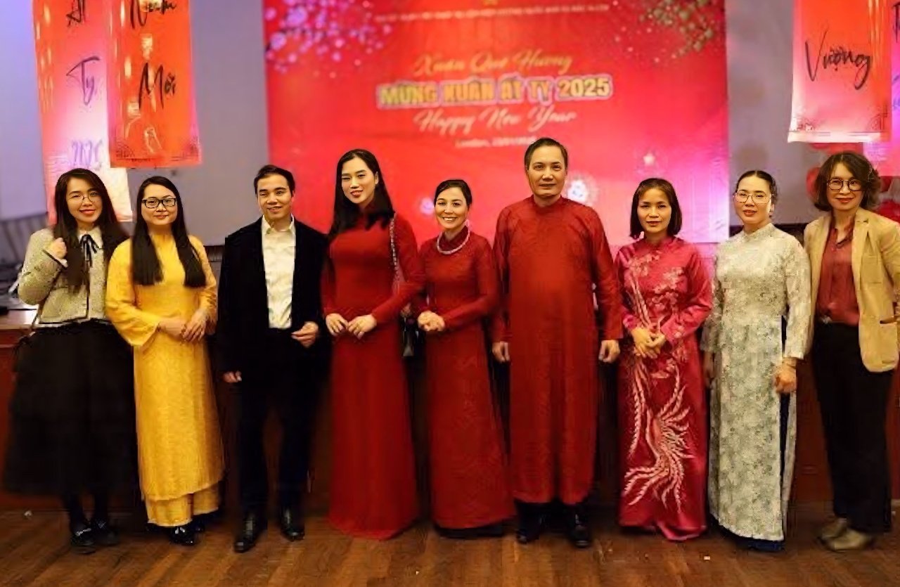 TS Yến Trần chụp ảnh cùng Đại sứ Đỗ Minh Hùng trong tiệc đón Năm mới 2025 tại Đại sứ quán