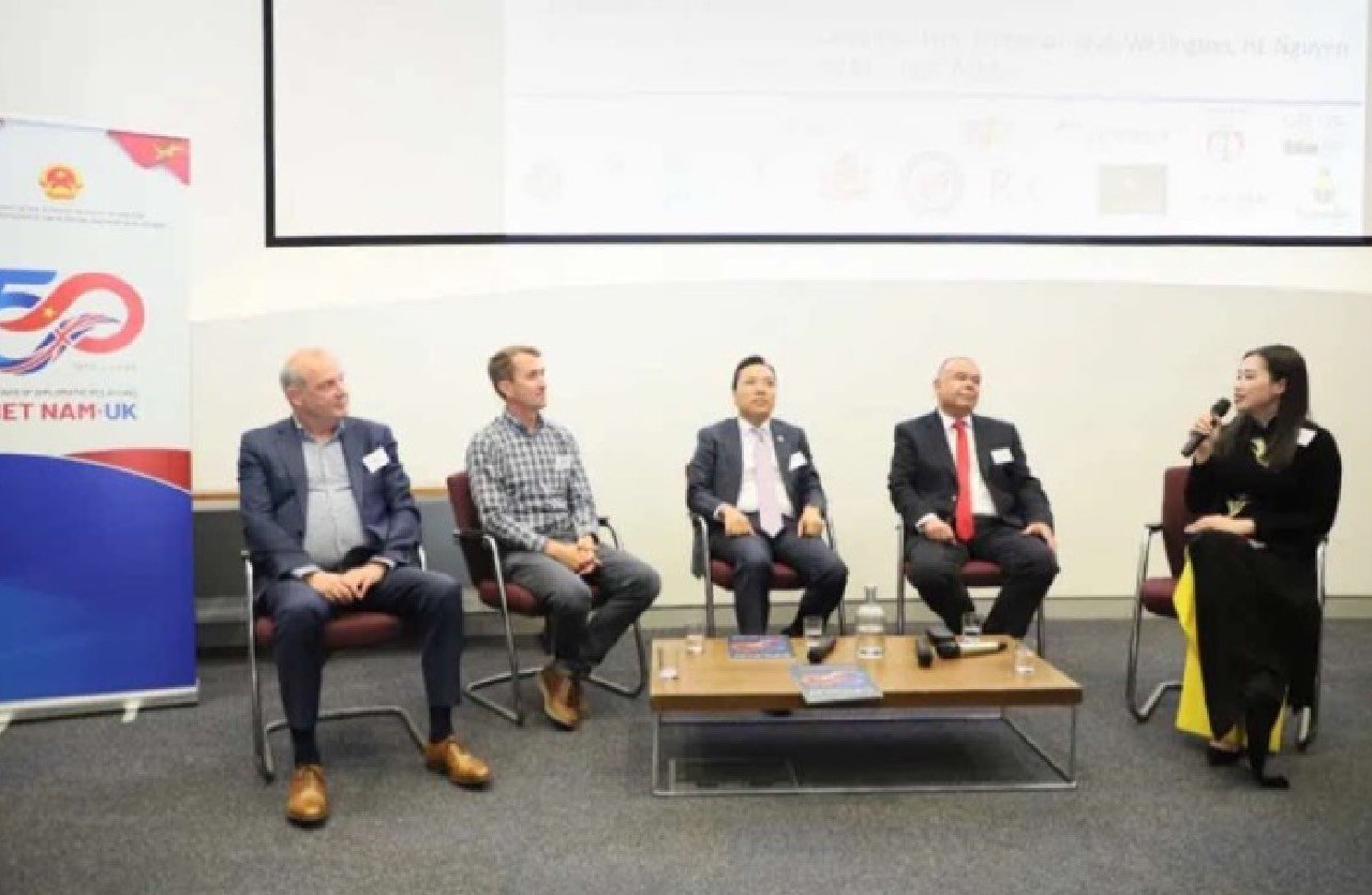 TS Yến Trần trong ban chấp hành Hội trí thức Việt Nam tại UK (VIS) - điều hành buổi panel về Đổi mới sáng tạo với Sir Jonathan Van Tam