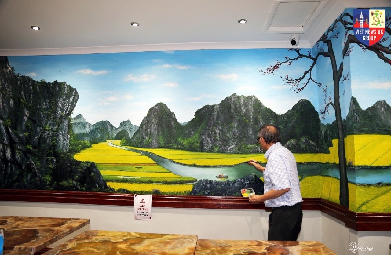 Chú Vũ Kim Thanh đang hoàn thiện bức tranh tường dài 10m