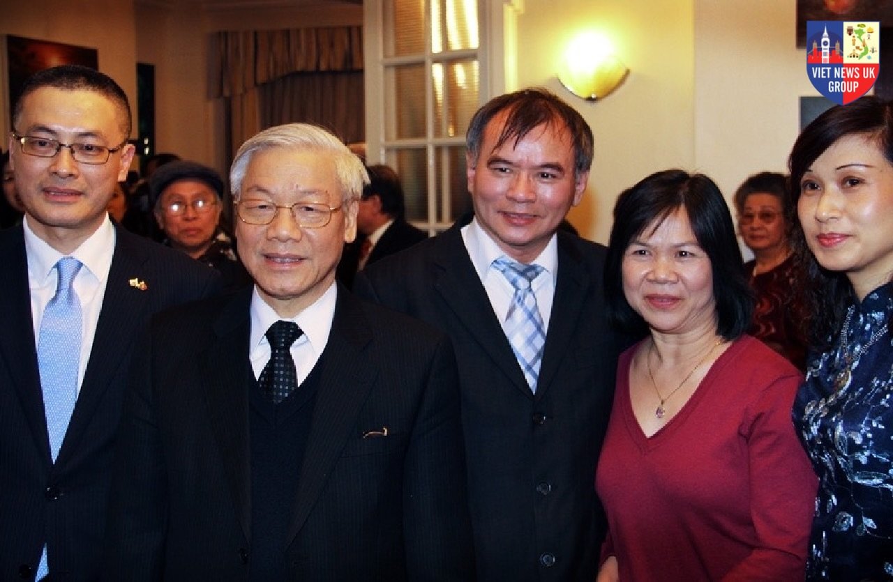 Vợ chồng chú Vũ Kim Thanh (giữa) chụp cùng cố Tổng bí thư Nguyễn Phú Trọng và Đại sứ Vũ Quang Minh (trái) và vợ Đại sứ (phải)