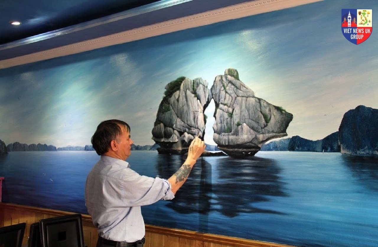 Chú Vũ Kim Thanh đang hoàn thiện tác phẩm tranh tường Vịnh Hạ Long, Quảng Ninh