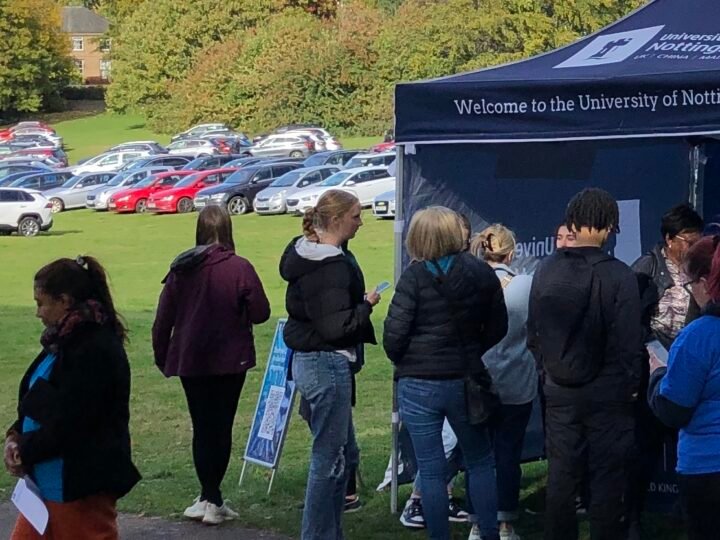 Giáo dục Anh và núi nợ tiền tỷ bảng hiện hàng triệu cựu sinh viên phải trả