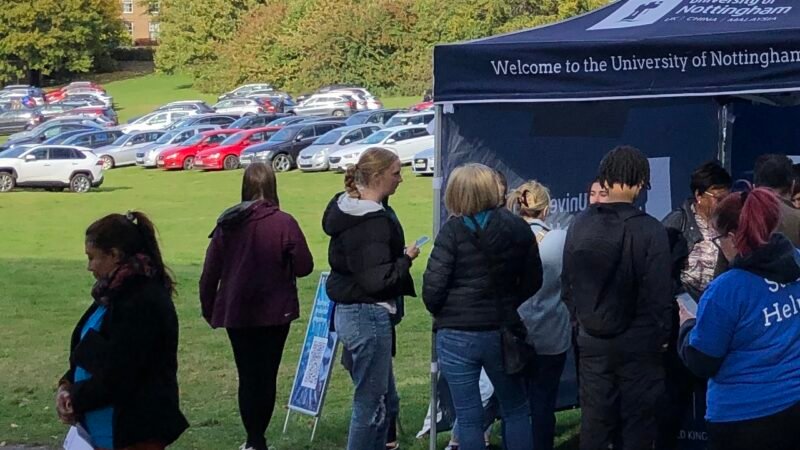 Giáo dục Anh và núi nợ tiền tỷ bảng hiện hàng triệu cựu sinh viên phải trả