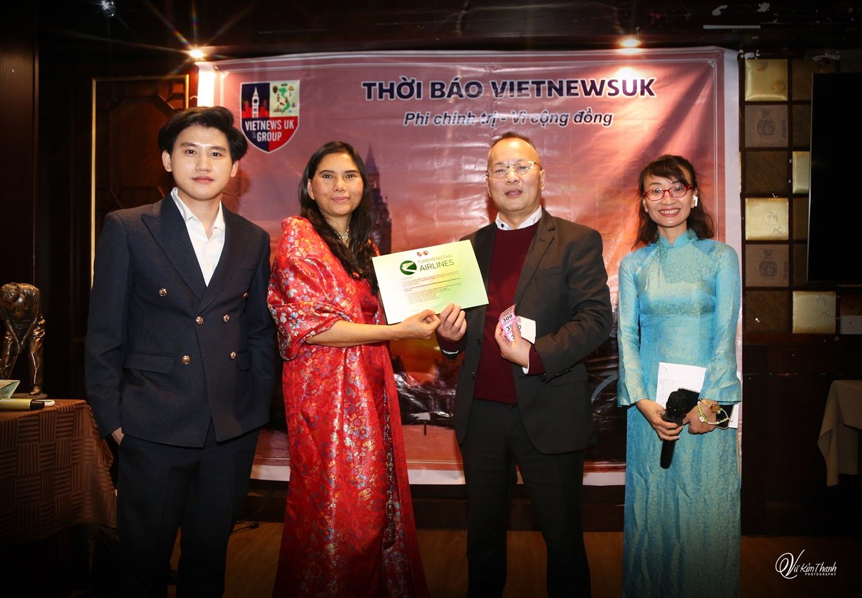Anh Michael Dương trúng giải vé máy bay nhưng đã nhường lại toàn bộ để giúp cho báo Viet News UK 