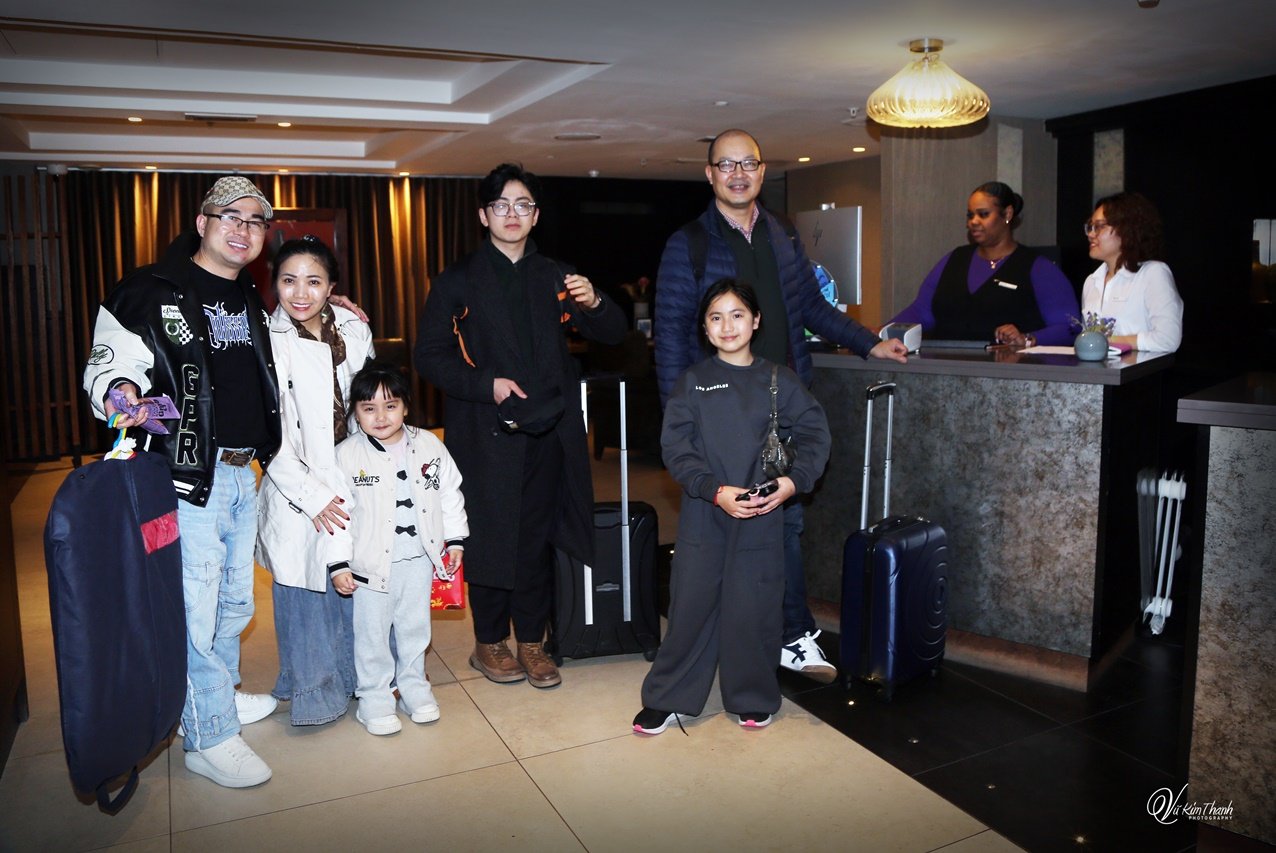 Tới hotel Radisson Blu ở trung tâm Leeds phái đoàn lại có dịp may và niềm vui gặp một lễ tân trẻ người Việt giúp check-in