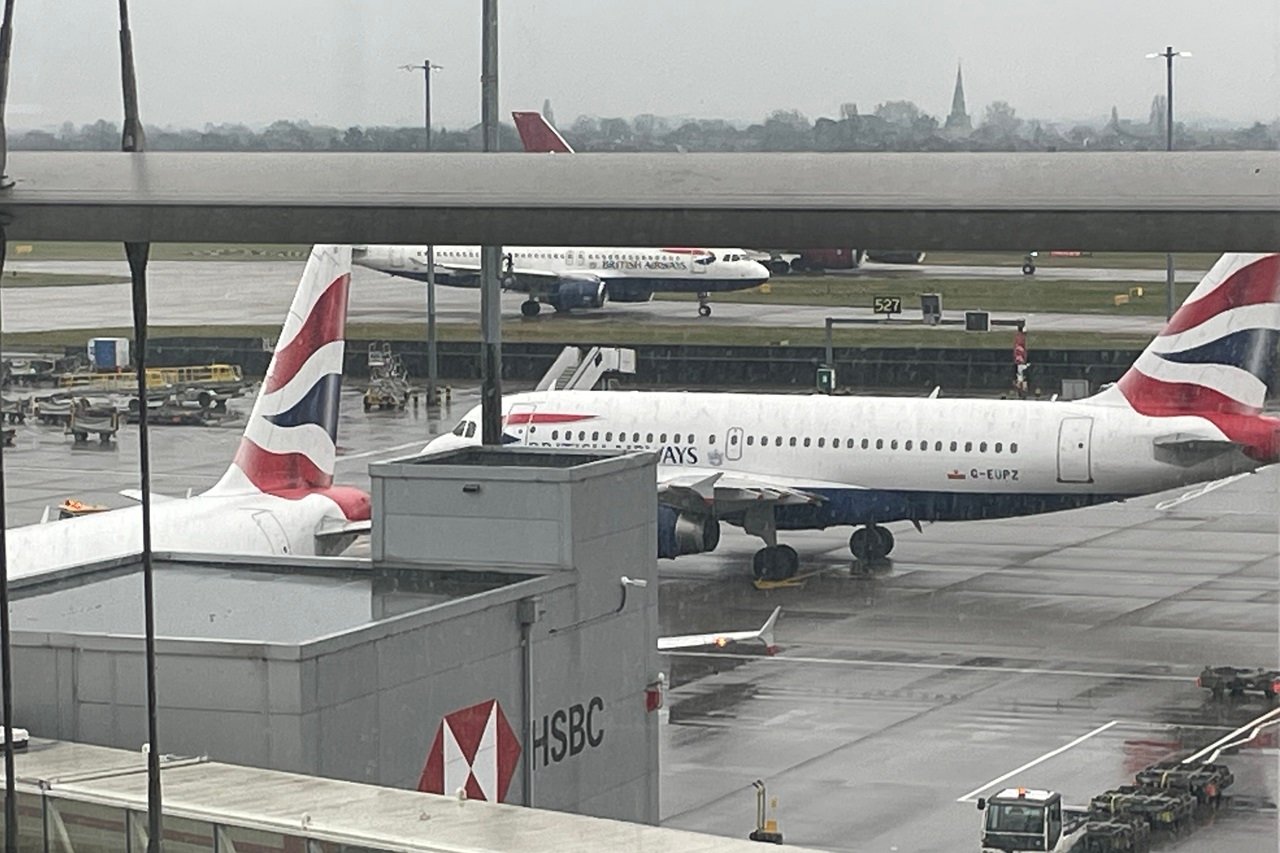 Heathrow mở cửa lại nhưng nhiều chuyến bay bị chậm sau vụ cháy trạm điện hôm thứ 6