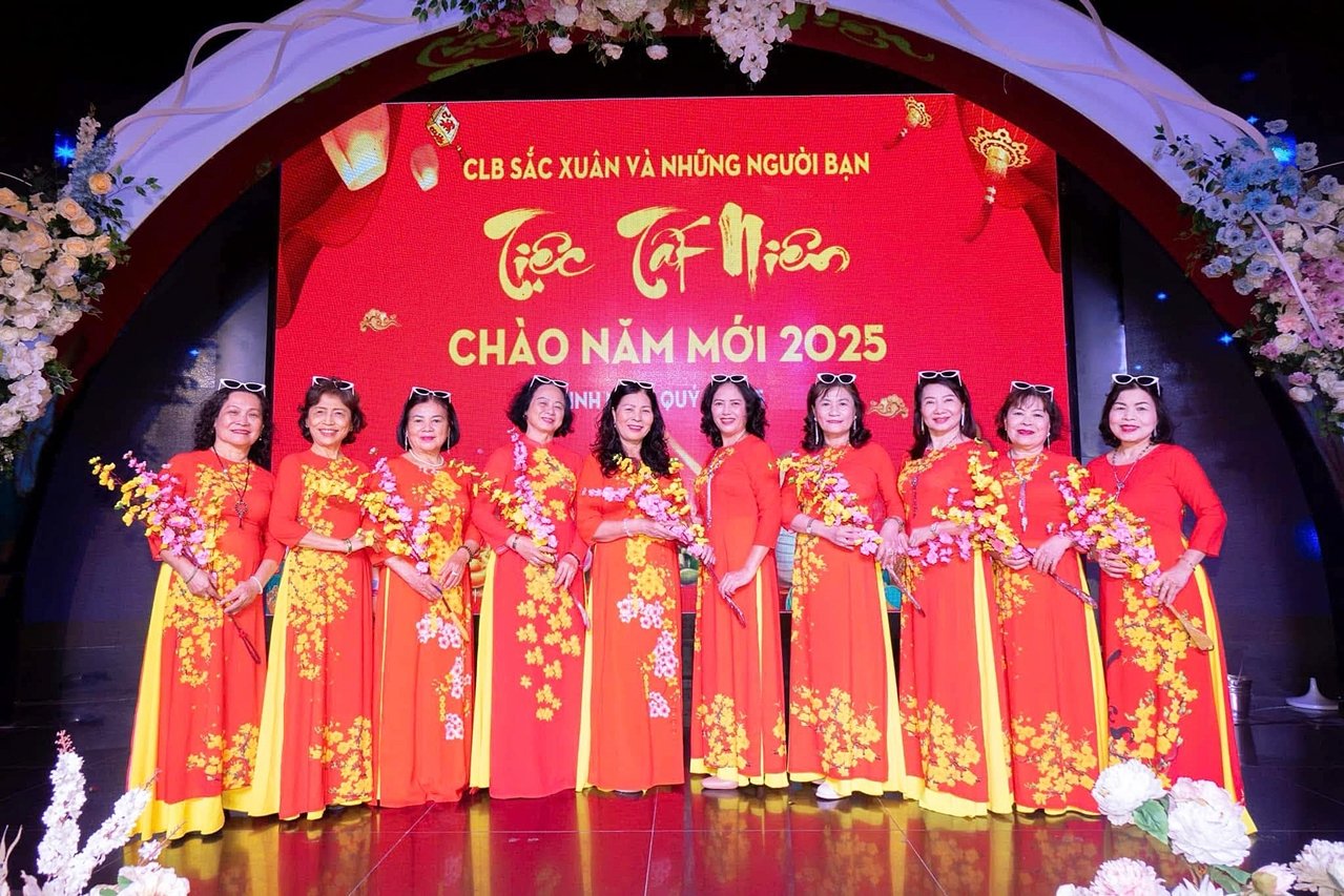 Chị em Phong Lan ngày Xuân