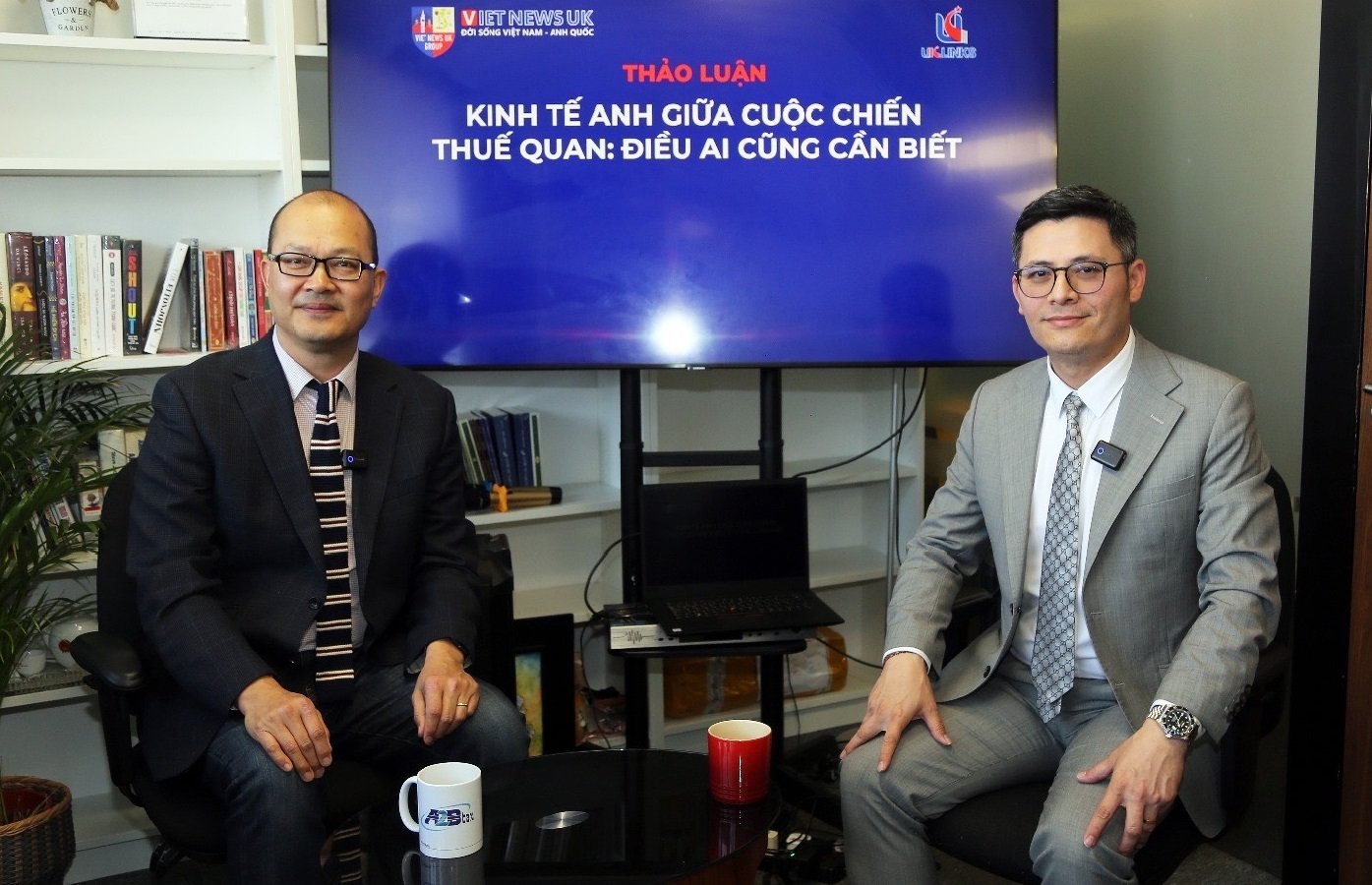 Từ trái sang: nhà báo Nguyễn Giang và doanh nhân Trần Minh Hải tại buổi Livestreaming đặc biệt tại London ngày 03/04/2025.
