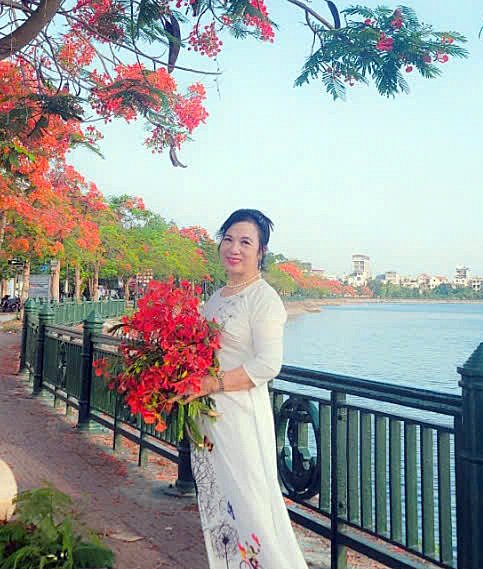 Tháng năm rực rỡ nắng tình