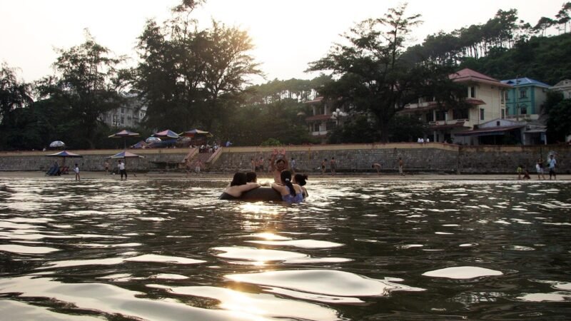 Quê hương là bến là bờ