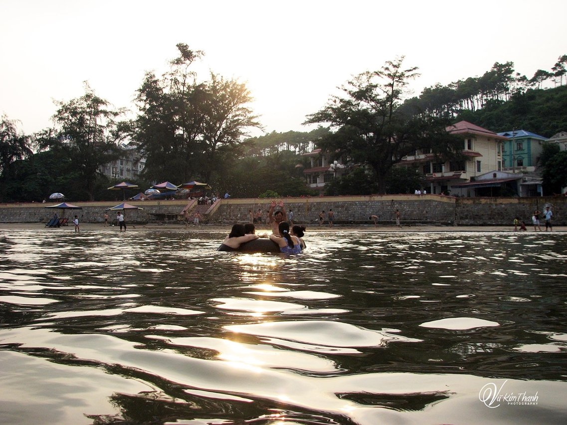 Quê hương là bến là bờ