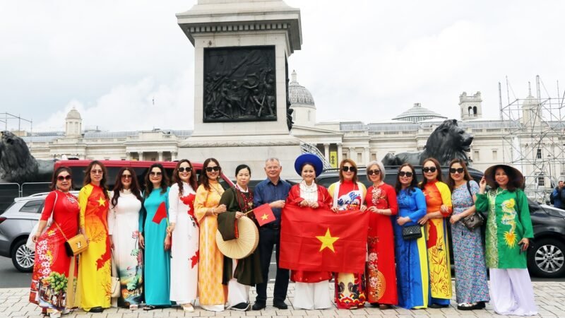 Việt phục bộ hành london- Khi tình yêu hai quê hương hòa quyện trong từng bước chân