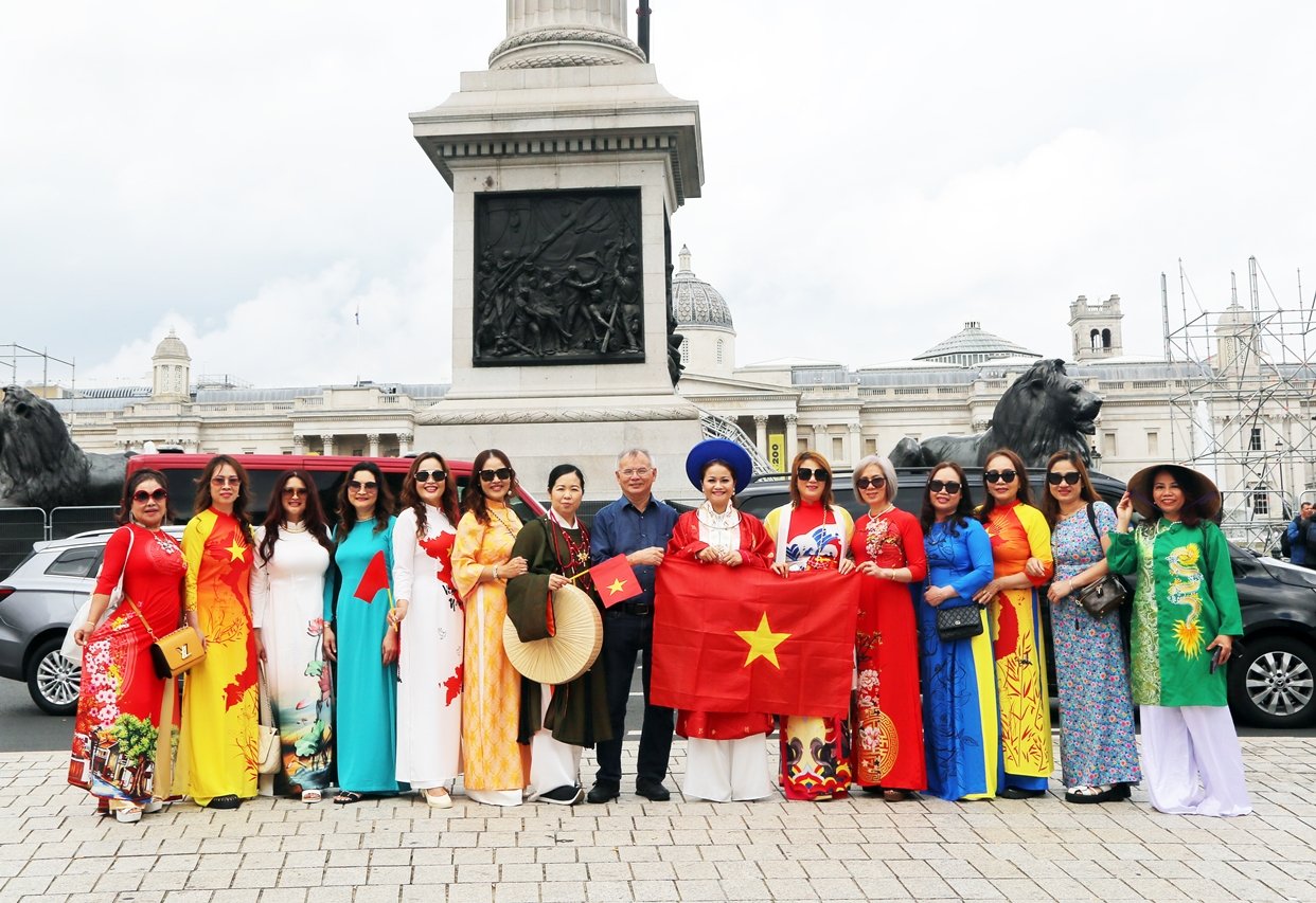 Việt phục bộ hành london- Khi tình yêu hai quê hương hòa quyện trong từng bước chân