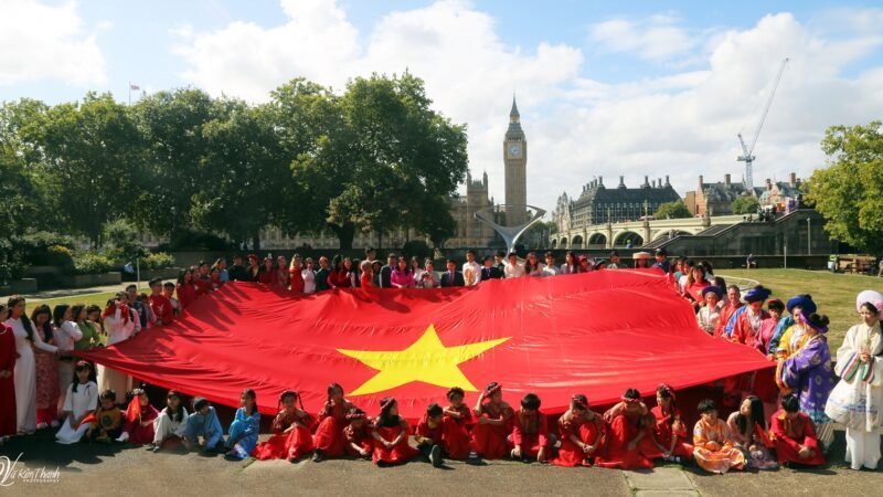 London: Việt Phục Bộ Hành hòa cùng niềm vui với đất nước ngày Quốc khánh