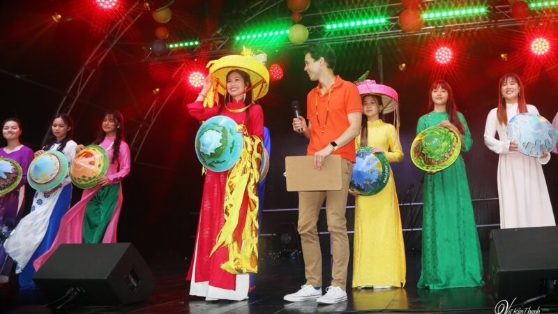 Hình ảnh Hiệp hội phụ nữ và trẻ em Việt Nam tại lễ hội Celebrasia tại London. uk