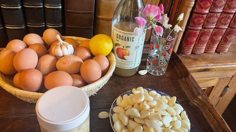 Sống ở Anh ăn kiêng kiểu Việt Nam với giấm táo, tỏi sống chữa lành ra sao?