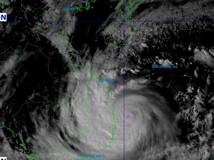 Bão số 13 đổ bộ vào trung tâm thành phố Quy Nhơn, gây mất điện và cảnh báo khẩn cấp