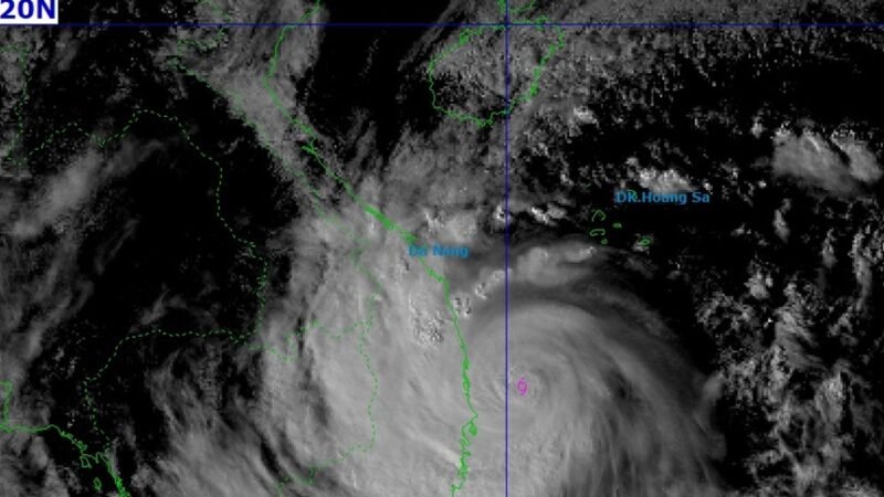 Bão số 13 đổ bộ vào trung tâm thành phố Quy Nhơn, gây mất điện và cảnh báo khẩn cấp