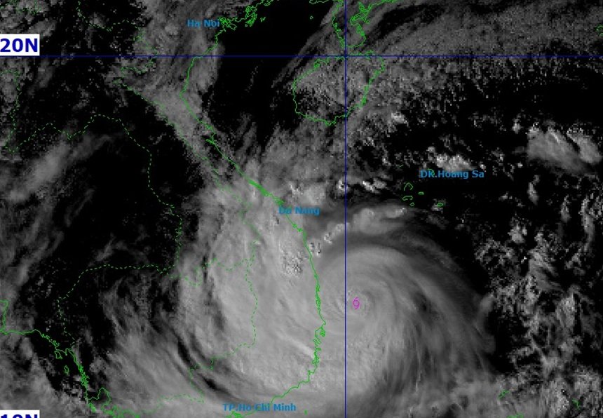 Bão số 13 đổ bộ vào trung tâm thành phố Quy Nhơn, gây mất điện và cảnh báo khẩn cấp