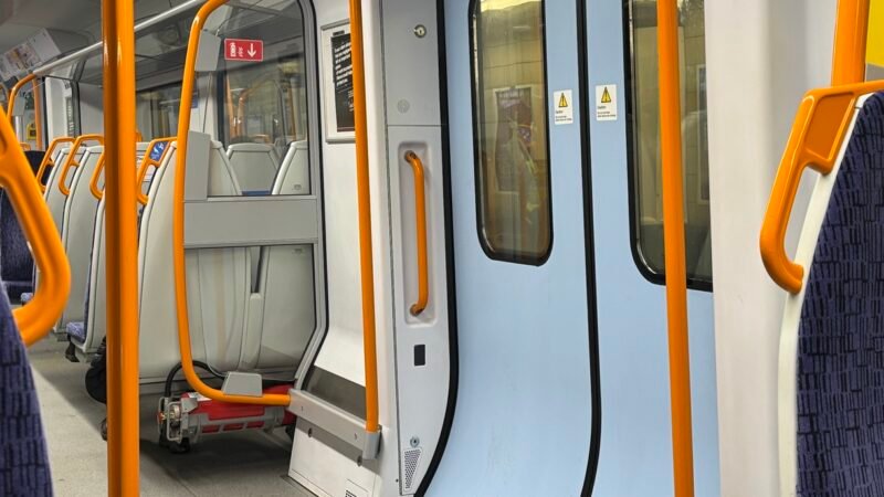 Ngân sách Mùa thu tăng mức thu nhập tối thiểu và đánh thuế xe ô-tô điện ở Anh