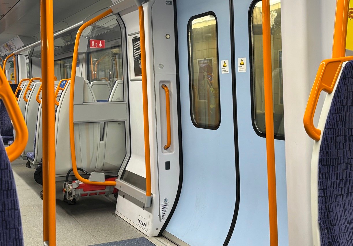 Ngân sách Mùa thu tăng mức thu nhập tối thiểu và đánh thuế xe ô-tô điện ở Anh