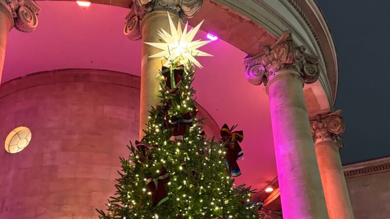 Văn hóa Anh: Cây thông Giáng Sinh là quà từ Đức và Na Uy