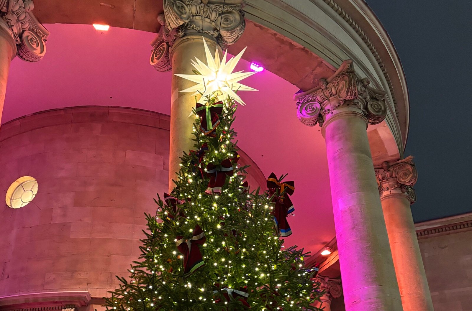 Văn hóa Anh: Cây thông Giáng Sinh là quà từ Đức và Na Uy