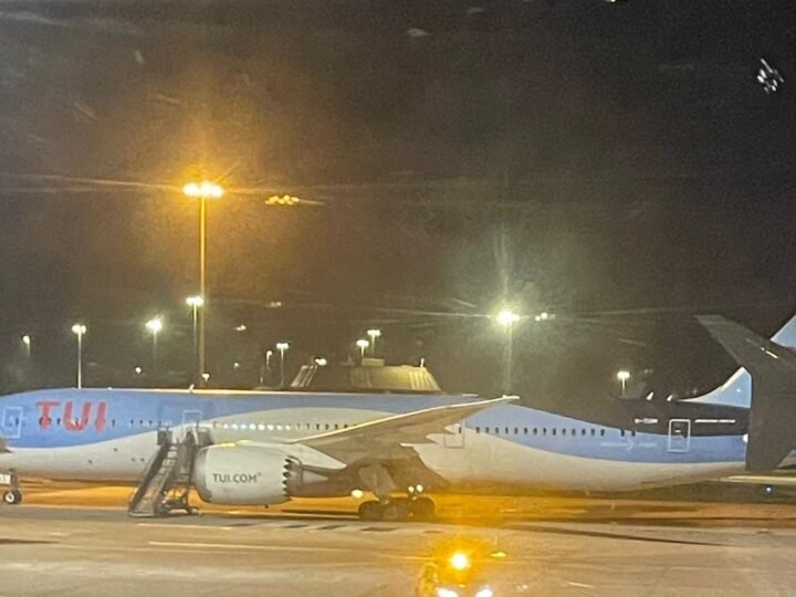 Air travel chaos: Hàng nghìn chuyến bay ở Anh, EU và Cận Đông bị trễ giờ ngày Năm Mới