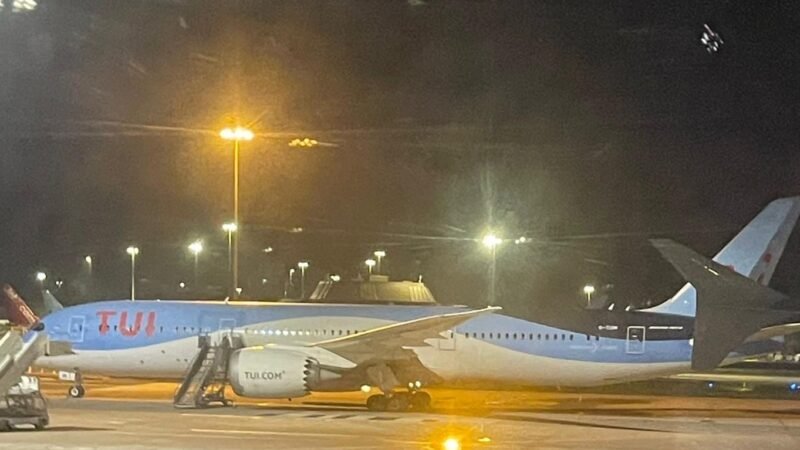 Air travel chaos: Hàng nghìn chuyến bay ở Anh, EU và Cận Đông bị trễ giờ ngày Năm Mới