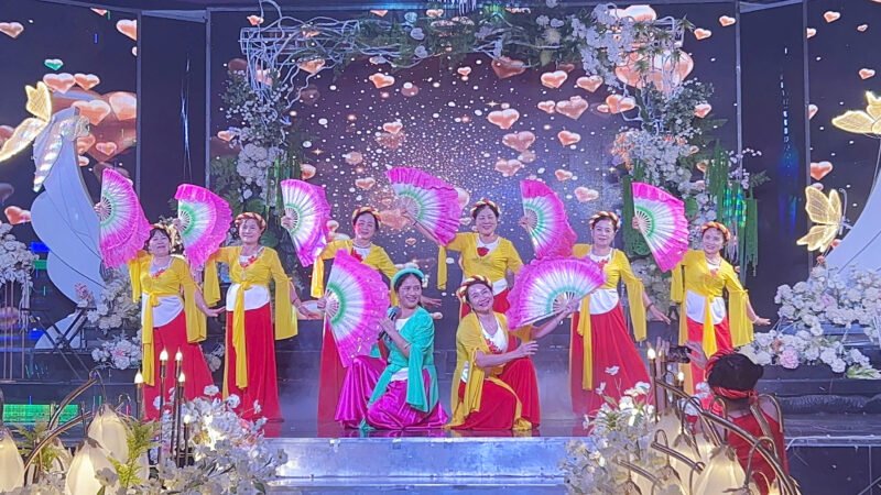 Chị em Phong Lan ngày xuân