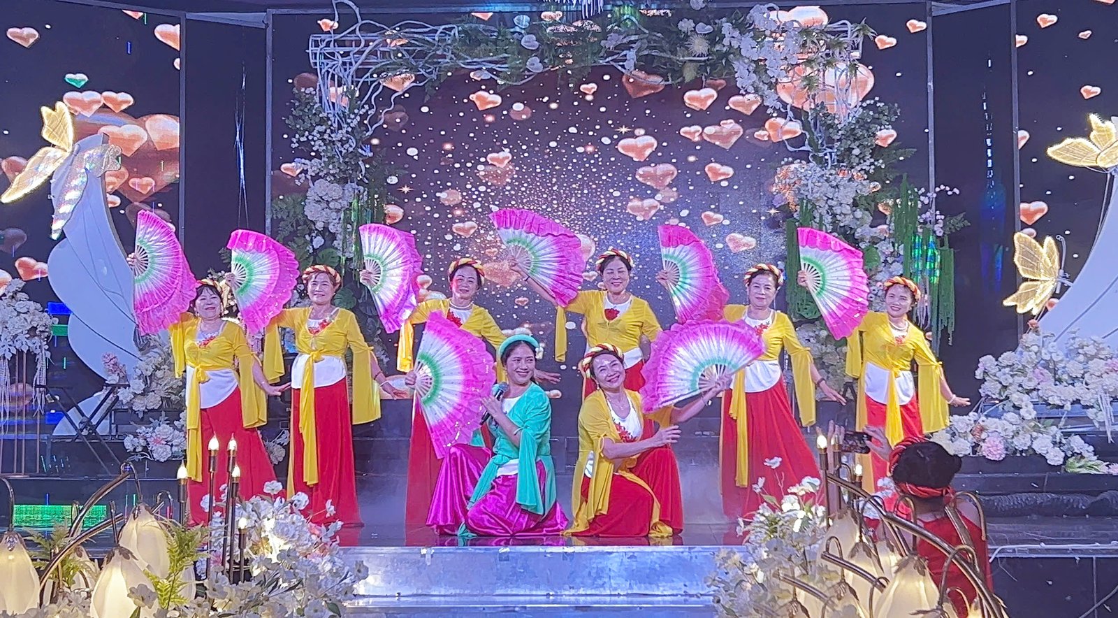 Chị em Phong Lan ngày xuân