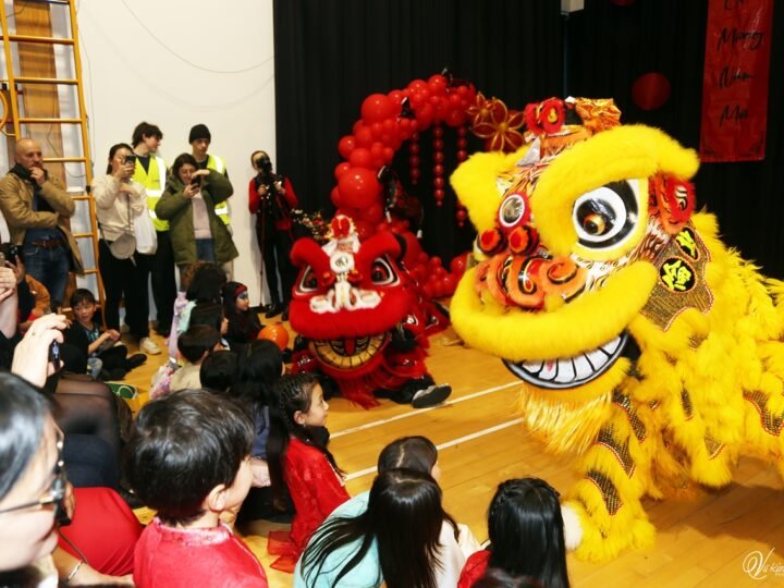 Múa Lân mừng xuân của Hội từ thiện Gia Đình Việt tại Luân Đôn, Vương quốc Anh .