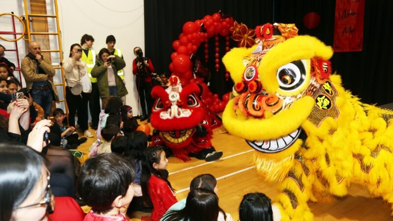 Múa Lân mừng xuân của Hội từ thiện Gia Đình Việt tại Luân Đôn, Vương quốc Anh .