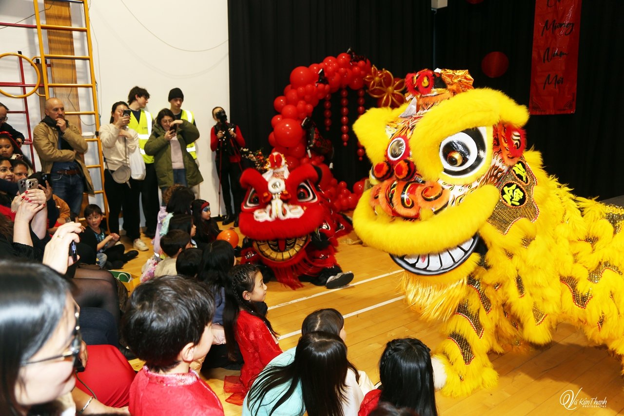 Múa Lân mừng xuân của Hội từ thiện Gia Đình Việt tại Luân Đôn, Vương quốc Anh .