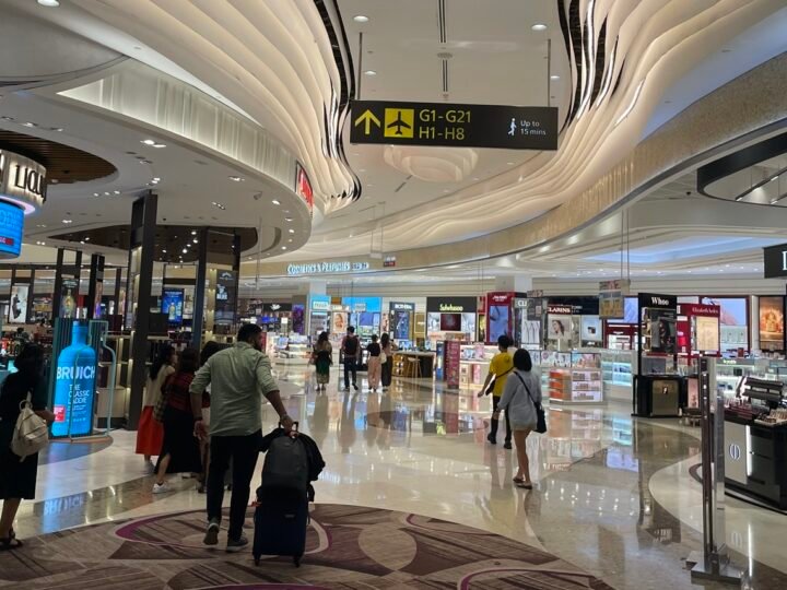 Vì sao các hãng hàng không cắt chuyến và thu phụ phí nhiên liệu?