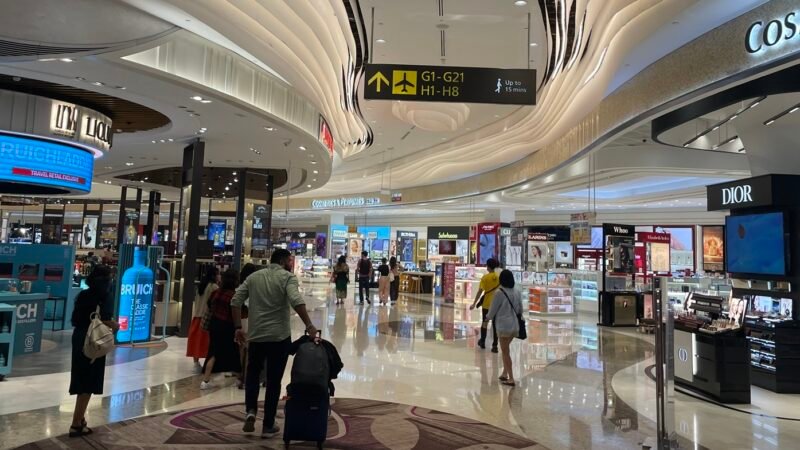 Vì sao các hãng hàng không cắt chuyến và thu phụ phí nhiên liệu?