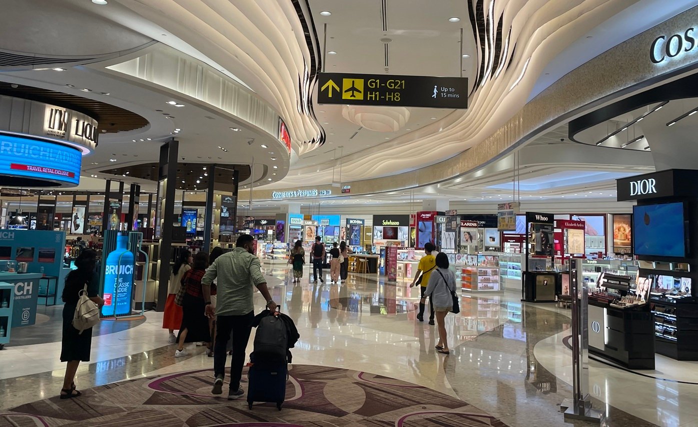 Vì sao các hãng hàng không cắt chuyến và thu phụ phí nhiên liệu?