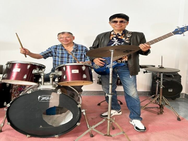 Đàn trong mùa nắng