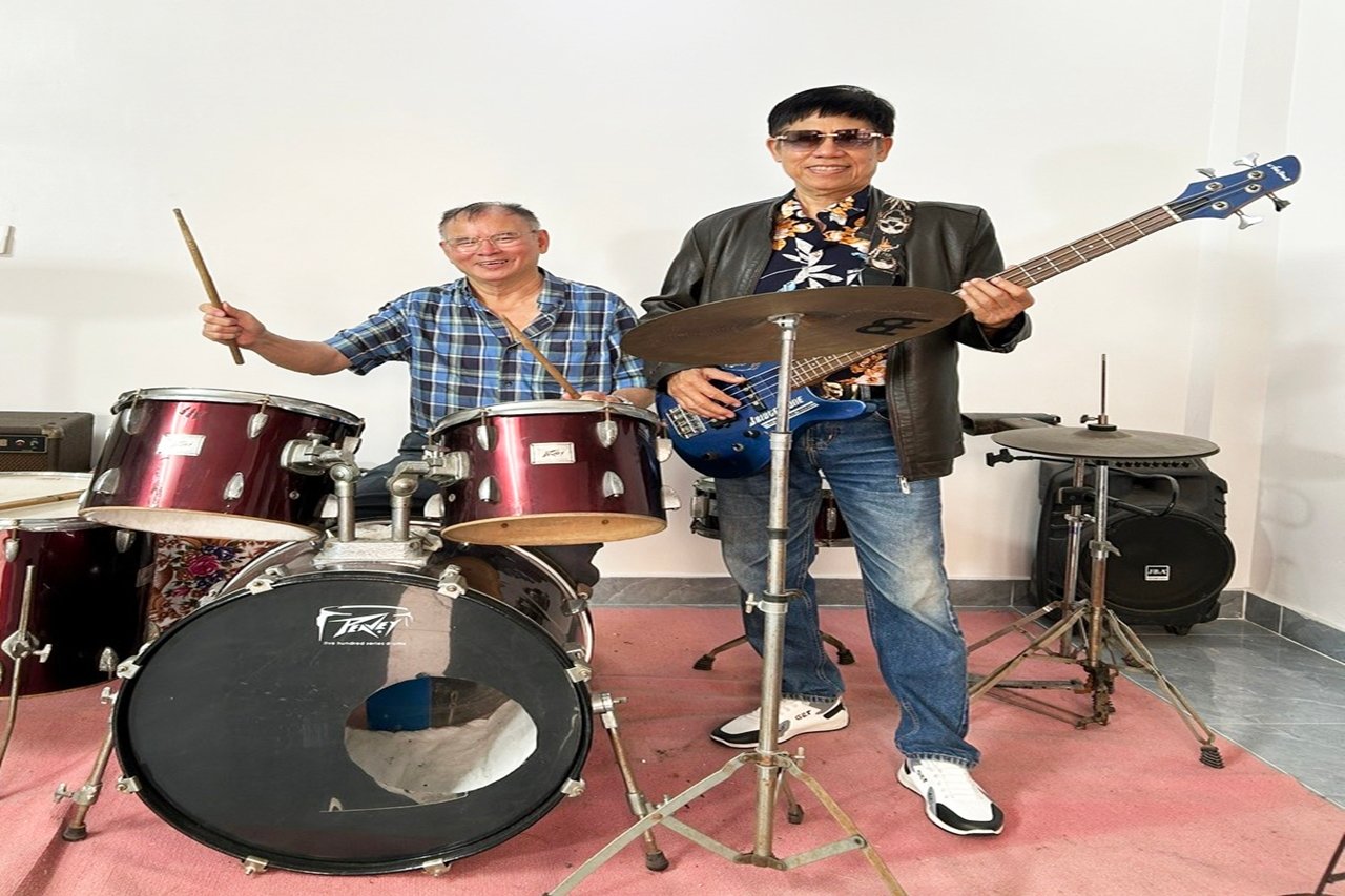 Đàn trong mùa nắng