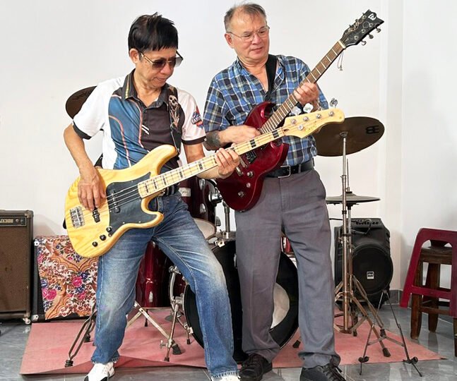 Đàn trong mùa nắng