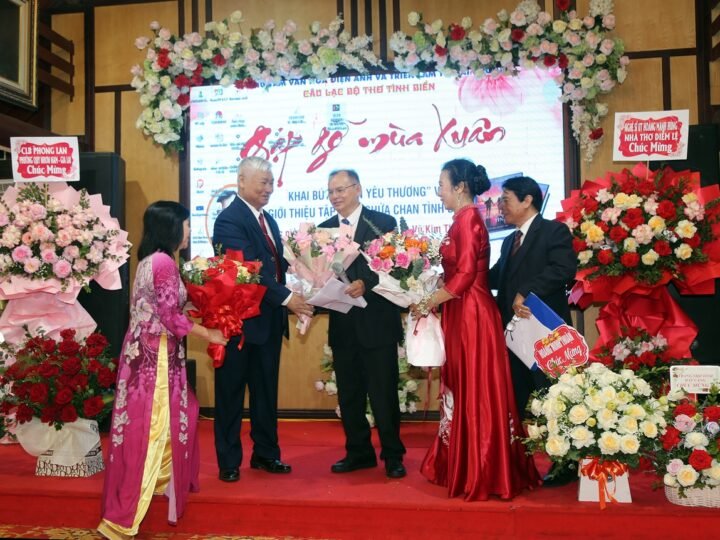 Đài truyền hình thành phố Hải Phòng phỏng vấn tác giả thi tập Chứa chan tình đời của nghệ sĩ Vũ Kim Thanh