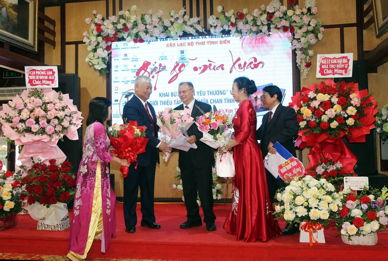 Đài truyền hình thành phố Hải Phòng phỏng vấn tác giả thi tập Chứa chan tình đời của nghệ sĩ Vũ Kim Thanh