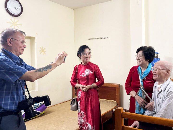 Mừng anh chị đến thăm nhà