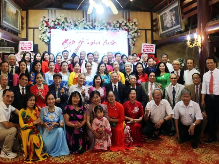 Câu Lạc Bộ thơ Tình Biển  Hải Phòng khai bút “Xuân Yêu thương” và giới thiệu thi tập “Chứa chan tình đời ”của nhà thơ  Vũ Kim Thanh                                                                                                                                                                                       i