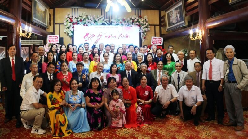 Câu Lạc Bộ thơ Tình Biển  Hải Phòng khai bút “Xuân Yêu thương” và giới thiệu thi tập “Chứa chan tình đời ”của nhà thơ  Vũ Kim Thanh                                                                                                                                                                                       i