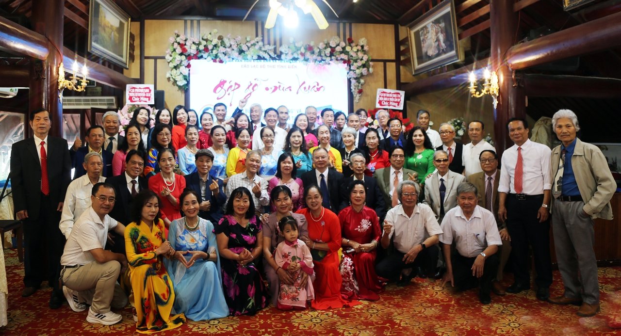 Câu Lạc Bộ thơ Tình Biển  Hải Phòng khai bút “Xuân Yêu thương” và giới thiệu thi tập “Chứa chan tình đời ”của nhà thơ  Vũ Kim Thanh                                                                                                                                                                                       i