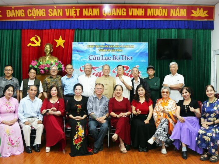 Hình ảnh Vũ Kim Thanh giao lưu với Câu lạc bộ thơ Tình Biển Hải Phòng.