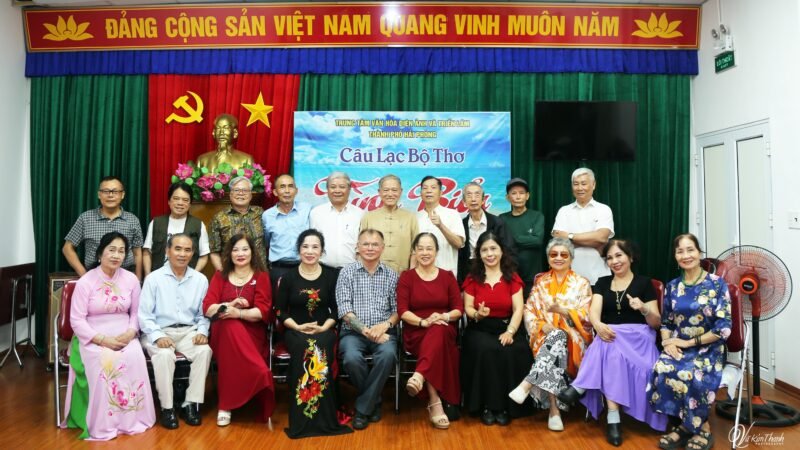 Hình ảnh Vũ Kim Thanh giao lưu với Câu lạc bộ thơ Tình Biển Hải Phòng.